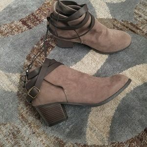 Mossimo faux suede boot size 9us  women never worn
